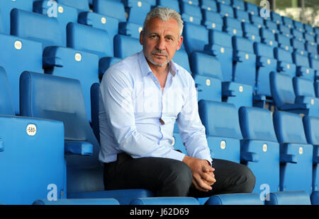 Rostock, Germania. 19 Maggio, 2017. Pavel Dotchev è presentato come il nuovo allenatore della terza Bundesliga club di calcio FC Hansa Rostock durante una conferenza stampa presso la Ostseestadion a Rostock, Germania, 19 maggio 2017. Dotchev ha firmato un contratto di due anni fino al 30 giugno 2019. Il 51-anno-vecchi successi German-Bulgarian ex allenatore Brand che è stato messo in congedo. Foto: Bernd Wüstneck/dpa-Zentralbild/dpa/Alamy Live News Foto Stock