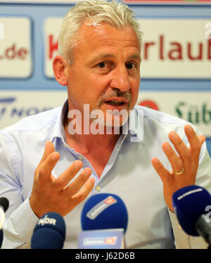 Rostock, Germania. 19 Maggio, 2017. Pavel Dotchev è presentato come il nuovo allenatore della terza Bundesliga club di calcio FC Hansa Rostock durante una conferenza stampa presso la Ostseestadion a Rostock, Germania, 19 maggio 2017. Dotchev ha firmato un contratto di due anni fino al 30 giugno 2019. Il 51-anno-vecchi successi German-Bulgarian ex allenatore Brand che è stato messo in congedo. Foto: Bernd Wüstneck/dpa-Zentralbild/dpa/Alamy Live News Foto Stock