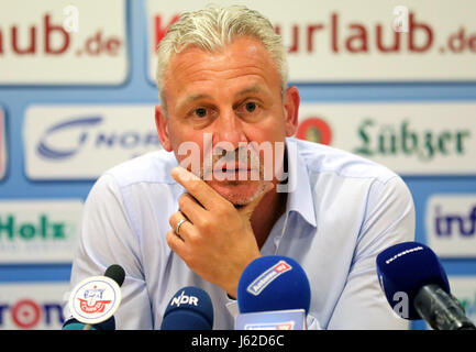 Rostock, Germania. 19 Maggio, 2017. Pavel Dotchev è presentato come il nuovo allenatore della terza Bundesliga club di calcio FC Hansa Rostock durante una conferenza stampa presso la Ostseestadion a Rostock, Germania, 19 maggio 2017. Dotchev ha firmato un contratto di due anni fino al 30 giugno 2019. Il 51-anno-vecchi successi German-Bulgarian ex allenatore Brand che è stato messo in congedo. Foto: Bernd Wüstneck/dpa-Zentralbild/dpa/Alamy Live News Foto Stock