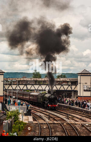 Hereford, Herefordshire. Il 19 maggio 2017. La folla si riuniscono per vedere Pacific locomotiva a vapore LNER Classe A3 4472 comunemente noto come il Flying Scotsman a Hereford stazione ferroviaria mentre viaggia da Shrewsbury a Cardiff e poi Newport a Bristol Parkway via Gloucester. Il 94 enne Flying Scotsman è stata originariamente costruiti a Doncaster per Londra e nord-orientale della ferrovia (LNER) che emergono dai lavori il 24 febbraio 1923. Credito: Jim legno/Alamy Live News Foto Stock