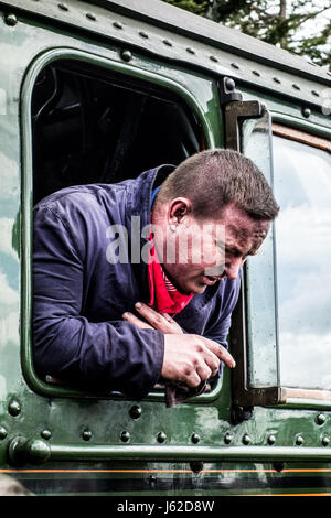 Hereford, Herefordshire. Il 19 maggio 2017. La folla si riuniscono per vedere Pacific locomotiva a vapore LNER Classe A3 4472 comunemente noto come il Flying Scotsman a Hereford stazione ferroviaria mentre viaggia da Shrewsbury a Cardiff e poi Newport a Bristol Parkway via Gloucester. Il 94 enne Flying Scotsman è stata originariamente costruiti a Doncaster per Londra e nord-orientale della ferrovia (LNER) che emergono dai lavori il 24 febbraio 1923. Credito: Jim legno/Alamy Live News Foto Stock