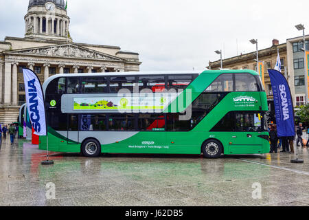 Nottingham, Regno Unito. Il 19 maggio 2017. Il Nottingham City transport display sulla piazza del vecchio mercato del mondo più ecologico della sua flotta di biogas double-decker bus.Essi sono dovuti per il servizio pubblico di questa estate. Credito: Ian Francesco/Alamy Live News Foto Stock