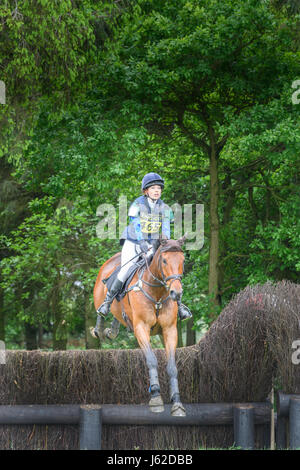 Il Castello di Rockingham motivi, Corby, Regno Unito. 19 Maggio, 2017. Eleanor Saunders Watson (figlia dei proprietari del castello e il suo cavallo Clifford jump salto un recinto in uscita un ceduo durante il cross country evento nella motivazione del normanno il Castello di Rockingham, Corby, Inghilterra, giovedì 19 maggio 2017. Credito: miscellanea/Alamy Live News Foto Stock