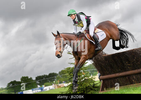 Il Castello di Rockingham motivi, Corby, Regno Unito. 19 Maggio, 2017. Il cavallo di 'MAX' Faxtor cavalcato da Lauren Shannon salta da un recinto in una piovosa e nuvoloso giorno durante il cross country evento nella motivazione del normanno il Castello di Rockingham, Corby, Inghilterra, giovedì 19 maggio 2017. Credito: miscellanea/Alamy Live News Foto Stock