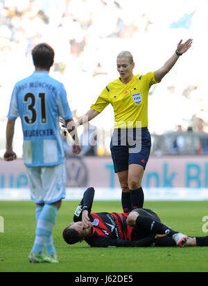 FILE - arbitro Bibiana Steinhaus (r) reagisce mentre di Duisburg Stanislav Iljutcenko ilo sul terreno e di Monaco di Baviera Richard Neudecker (l) sorge accanto a loro durante la seconda Bundesliga partita di calcio tra TSV 1860 Monaco di Baviera e MSV Duisburg nello stadio Allianz Arena di Monaco di Baviera (Germania), 1 novembre 2015. Bibiana Steinhaus diventa la prima donna arbitro della Prima Bundesliga tedesca. Il 38-anno-vecchio da Hannover è uno dei quattro nuovi arbitri che sarà messo in azione a partire dalla prossima stagione 2017/18. La decisione è stata presa dalla presidenza tedesca di Football Association (DFB) Venerdì in Foto Stock