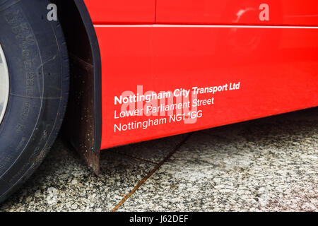 Nottingham, Regno Unito. Il 19 maggio 2017. Il Nottingham City transport display sulla piazza del vecchio mercato del mondo più ecologico della sua flotta di biogas double-decker bus.Essi sono dovuti per il servizio pubblico di questa estate. Credito: Ian Francesco/Alamy Live News Foto Stock