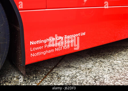 Nottingham, Regno Unito. Il 19 maggio 2017. Il Nottingham City transport display sulla piazza del vecchio mercato del mondo più ecologico della sua flotta di biogas double-decker bus.Essi sono dovuti per il servizio pubblico di questa estate. Credito: Ian Francesco/Alamy Live News Foto Stock