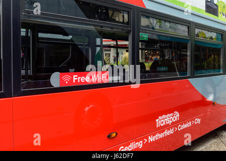 Nottingham, Regno Unito. Il 19 maggio 2017. Il Nottingham City transport display sulla piazza del vecchio mercato del mondo più ecologico della sua flotta di biogas double-decker bus.Essi sono dovuti per il servizio pubblico di questa estate. Credito: Ian Francesco/Alamy Live News Foto Stock