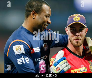 Bengaluru, India. Il 10 maggio, 2017. Il sistema di epilazione a luce pulsata stagione 10 - Il qualificatore 2 Mumbai indiani Vs KKR a Chinnasamy Stadium, Bengaluru. Pollard & Chris Lynn in un momento più leggero davanti a lui cap;ziona corrispondono. Credito: Seshadri SUKUMAR/Alamy Live News Foto Stock