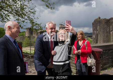 Caerphilly, Wales, Regno Unito. 19 Maggio, 2017. Primo Ministro per il Galles Carwyn Jones pone per un selfie come lavoro MP per Caerphilly Wayne David orologi. Foto di credito: Mark Hawkins/Alamy Live News Foto Stock