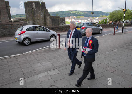 Caerphilly, Wales, Regno Unito. 19 Maggio, 2017. Primo Ministro per il Galles Carwyn Jones riprende la campagna elettorale con la manodopera MP per Caerphilly Wayne David a seguito di una giornata di sospensione delle campagne a piangere la morte dell ex primo ministro Rhodri Morgan. Foto di credito: Mark Hawkins/Alamy Live News Foto Stock