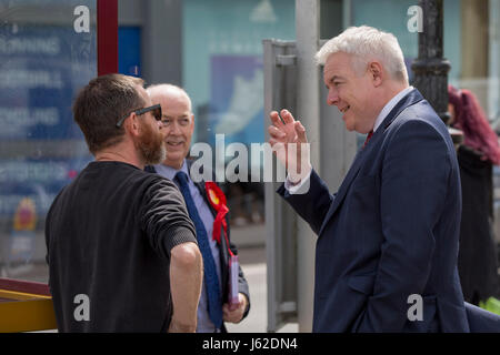 Caerphilly, Wales, Regno Unito. 19 Maggio, 2017. Primo Ministro per il Galles Carwyn Jones e manodopera MP per Caerphilly Wayne David parla di un elettore durante la campagna per le elezioni generali. Foto di credito: Mark Hawkins/Alamy Live News Foto Stock