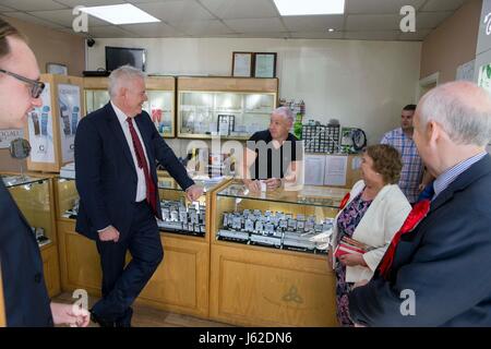 Caerphilly, Wales, Regno Unito. 19 Maggio, 2017. Primo Ministro per il Galles Carwyn Jones di campagna elettorale in un Caerphilly centro città gioiellerie con la manodopera MP per Caerphilly Wayne David. Foto di credito: Mark Hawkins/Alamy Live News Foto Stock