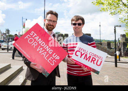 Caerphilly, Wales, Regno Unito. 19 Maggio, 2017. AM per Caerphilly Hefin David e sostenitore Rhydian Birkinshaw nella parte anteriore del Castello di Caerphilly durante il periodo generale di campagne elettorali. Foto di credito: Mark Hawkins/Alamy Live News Foto Stock