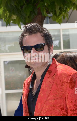 11 maggio 2016 - Cannes, Francia - CANNES, Francia - 19 maggio: il compositore Matthieu Chedid assiste il 'Volti, Luoghi (Visages, villaggi)' photocall durante il settantesimo annuale di Cannes Film Festival presso il Palais des Festivals il 19 maggio 2017 a Cannes, Francia. (Credito Immagine: © Federico Injimbert via ZUMA filo) Foto Stock