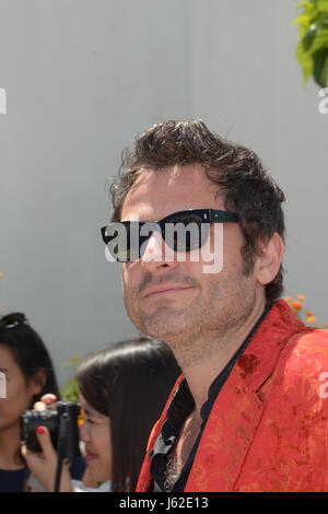 11 maggio 2016 - Cannes, Francia - CANNES, Francia - 19 maggio: il compositore Matthieu Chedid assiste il 'Volti, Luoghi (Visages, villaggi)' photocall durante il settantesimo annuale di Cannes Film Festival presso il Palais des Festivals il 19 maggio 2017 a Cannes, Francia. (Credito Immagine: © Federico Injimbert via ZUMA filo) Foto Stock