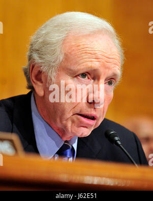 Washington, USA. 05 Maggio, 2010. Stati Uniti il senatore Joseph Lieberman (Indipendente democratico del Connecticut), Presidente, U.S. Comitato del Senato sulla sicurezza interna e gli affari governativi, rende le osservazioni di apertura all'audizione su "i terroristi e le pistole: la natura della minaccia e delle riforme proposte' in Washington, DC il Mercoledì, 5 Maggio 2010.Credit: Ron Sachs/CNP.(restrizione: NO New York o New Jersey o giornali quotidiani nel raggio di 75 miglia da New York City) - nessun filo SERVICE - foto: Ron Sachs/consolidato Notizie Foto/Ron Sachs - CNP/dpa/Alamy Live News Foto Stock