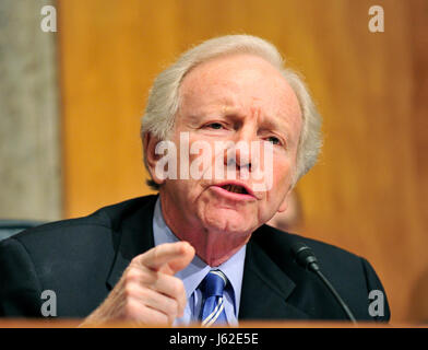 Washington, USA. 05 Maggio, 2010. Stati Uniti il senatore Joseph Lieberman (Indipendente democratico del Connecticut), Presidente, U.S. Comitato del Senato sulla sicurezza interna e gli affari governativi, domande di testimone in udienza sulla "terroristi e armi: la natura della minaccia e delle riforme proposte' in Washington, DC il Mercoledì, 5 Maggio 2010.Credit: Ron Sachs/CNP.(restrizione: NO New York o New Jersey o giornali quotidiani nel raggio di 75 miglia da New York City) - nessun filo SERVICE - foto: Ron Sachs/consolidato Notizie Foto/Ron Sachs - CNP/dpa/Alamy Live News Foto Stock