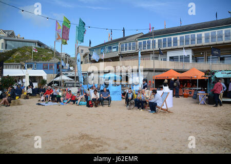 Watergate Bay, Newquay Cornwall, Regno Unito. Il 19 maggio 2017. Regno Unito Meteo. Un glorioso per terminare la giornata in spiaggia Watergate. Credito: Simon Maycock/Alamy Live News Foto Stock