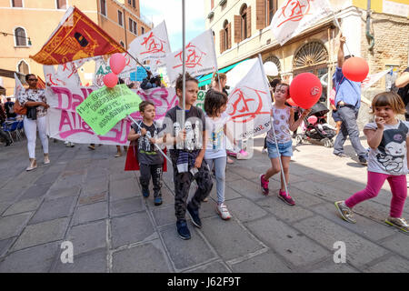 Venezia, Italia. 19 Maggio, 2017. I bambini la protesta e marzo a Venezia per evidenziare il problema dell'alloggio. © Stefano Mazzola/risveglio/Alamy Live News Foto Stock