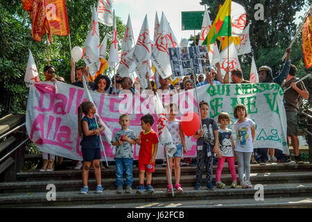 Venezia, Italia. 19 Maggio, 2017. Venezia, Italia. 19 Maggio, 2017.La gente protesta e marzo a Venezia per evidenziare il problema dell'alloggio. Credito: Stefano Mazzola/risveglio/Alamy Live News Foto Stock