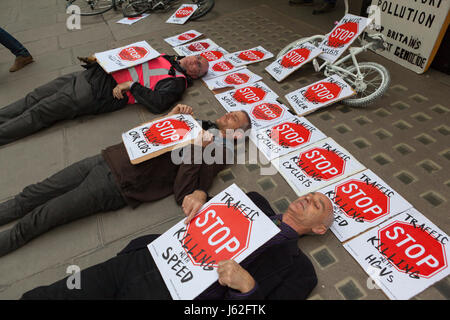 Bike protesta di sicurezza: Westminster, Londra UK. 19 Maggio, 2017. Sicurezza del ciclo campaingers stadio a die-in al di fuori del partito laburista Capo Ufficio nella Westminster per evidenziare il numero di ciclisti uccisi come risultato di una cattiva gestione del traffico e di elevati livelli di inquinamento nella capitale. Credito: Steve Parkins/Alamy Live News Foto Stock