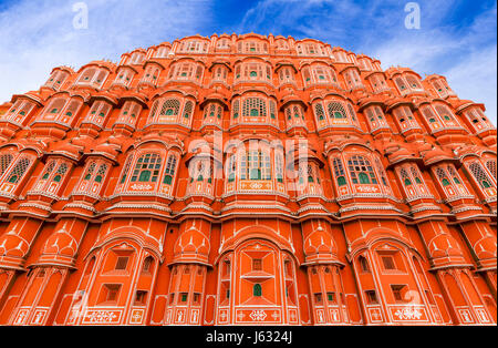 Hawa Mahal è un bellissimo palazzo in Jaipur (città rosa), Rajasthan, noto anche come palazzo dei venti o Palazzo della brezza, costruito in rosso e rosa Foto Stock