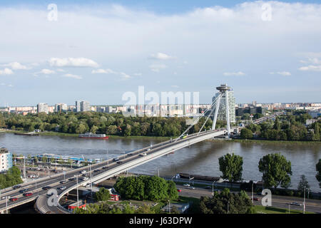 L'UFO torre del ponte sul Danubio a Bratislava Foto Stock