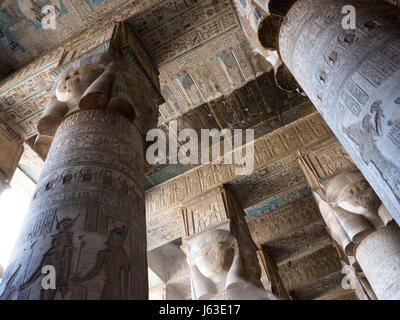 Riprese interne del tempio di Denderah, che mostra la pulizia e il processo di ripristino, nei pressi di Qena, Egitto Foto Stock