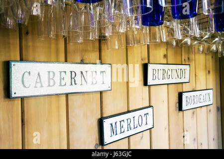 Michigan,MI,Mich,Upper Midwest,Buchanan,Tabor Hill Winery e,ristorante ristoranti ristoranti ristorazione caffè bistrot, bicchieri di vino appendere, insegne, Foto Stock