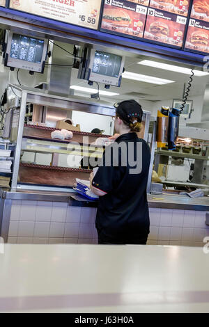 Michigan,MI,Mich,Grandville,Burger King,ristorante ristoranti ristoranti cibo cafe cafe', fast food,counter,donna donne,lavoratore,lavoratori,lavoro,lavoro Foto Stock