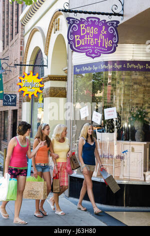 Michigan Traverse City,Front Street,Evergreen Gallery,donna donna donna donne,tre ragazze,teen,teen,madre,genitore,genitori,figlia,pantaloncini,negozio di vetrine,stor Foto Stock