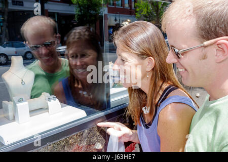 Michigan Traverse City, Front Street, shopping shopper acquirenti negozi mercati di mercato di vendita di acquisto, negozi al dettaglio business busine Foto Stock