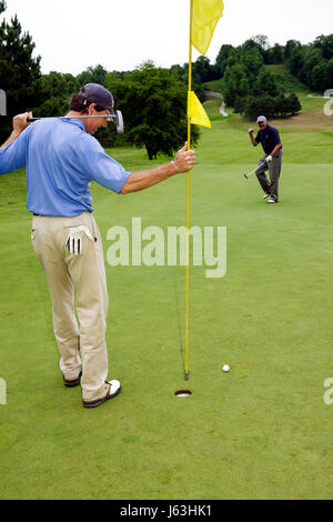 Traversata City Michigan, Suttons Bay Water, Leelanau Peninsula, Leelanau Club, campo da golf, adulti uomini uomini uomini maschi, putting green, sport, putter, bandiera, gioco, o Foto Stock