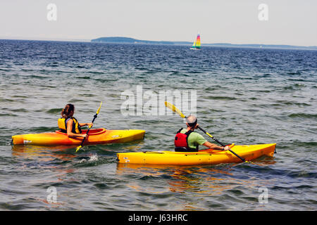 Traversata City Michigan, West Arm Grand Traverse Bay Water, Clinch Park, kayak, adulti uomo uomo uomini uomini uomini, donna donna donna donna donna donna donna donna donna donna donna donna donna donna donna donna donna, acqua, sport, ricreazione, oa Foto Stock