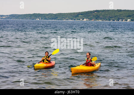 Traversata City Michigan, West Arm Grand Traverse Bay, Clinch Park, kayak, uomo uomini maschio, donna donne donne, acqua, sport, ricreazione, remi, pagaia, giallo, arancione, Foto Stock