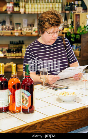 Michigan Traverse City, Old Mission Peninsula, Chateau Grand Traverse, cantina, sala degustazione vigneti, bar lounge pub, pub, donna donna donne, menu, bottiglia di vino Foto Stock