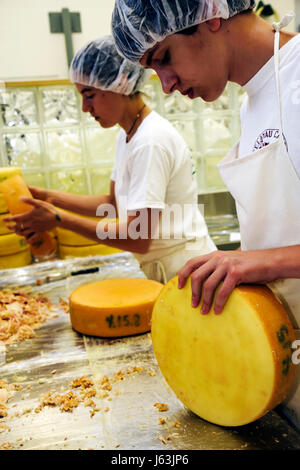 Traversata City Michigan, Leelanau Peninsula, Black Star Farms, Leelanau Cheese Company, cremeria, fare formaggio, artigianato, abilità, ruote, raclette, caseificio, teen, teens, m Foto Stock