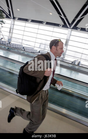 Detroit Michigan,DTW,Detroit Metropolitan Wayne County Airport,trasporto,terminal,gate,arrivo,partenza,compagnie aeree,adulti uomo uomini maschi,autom Foto Stock