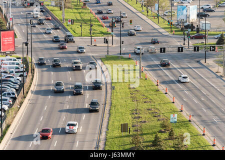 Montreal, CA - 18 Maggio 2017: il traffico pesante si muove su Viger Avenue Foto Stock