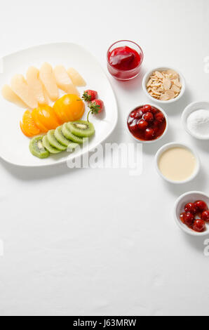 Bicchiere di frullato fragole e ghiaccio caffè con torta rossa del velluto sulla tavola di legno nella caffetteria. Foto Stock