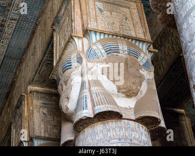 Verniciato a polvere di colore corte nel tempio di Denderah, nei pressi di Quena, Egitto Foto Stock