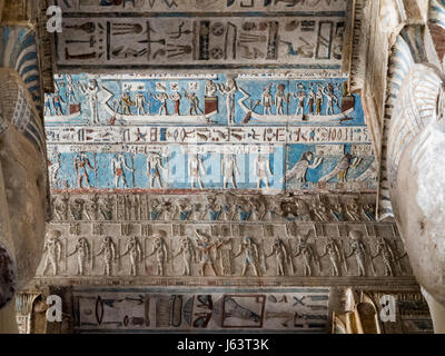 Verniciato a polvere di colore corte nel tempio di Denderah, nei pressi di Quena, Egitto Foto Stock