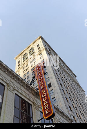 La Cleveland Playhouse Square segno attaccato alla terrazza sul tetto che si affaccia sul Cleveland Ohio Theatre District al tramonto Foto Stock