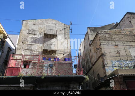 Palermo, Sicilia, Italia, downtown, un sacco di vecchie case, street view Foto Stock