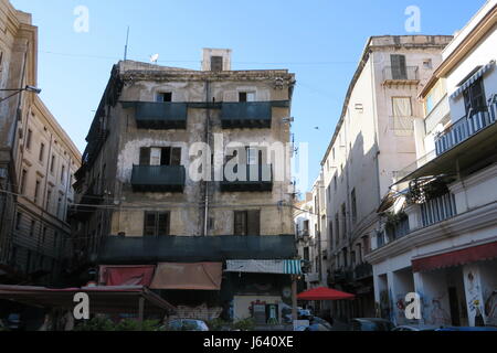 Palermo, Sicilia, Italia, downtown, un sacco di vecchie case, street view Foto Stock