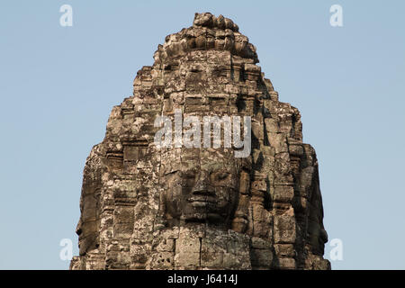 In prossimità di una colonna con quattro facce a Bayon, un tempio di Angkor Wat complessa Foto Stock