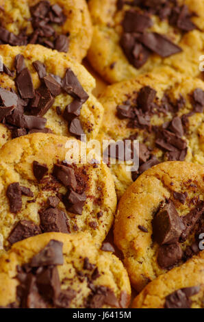 Deliziosi biscotti appena sfornati con chocolate chip Foto Stock