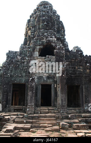 Una delle 56 torri con quattro facce al tempio Bayon, Angkor Wat Foto Stock