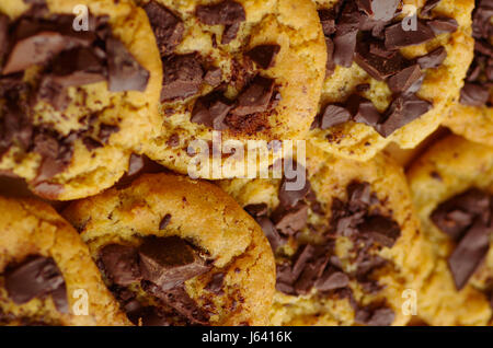 Deliziosi biscotti appena sfornati con chocolate chip Foto Stock